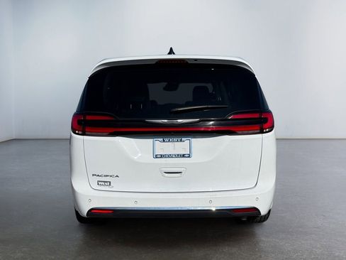 Used 2024 Chrysler Pacifica Touring-L image 4