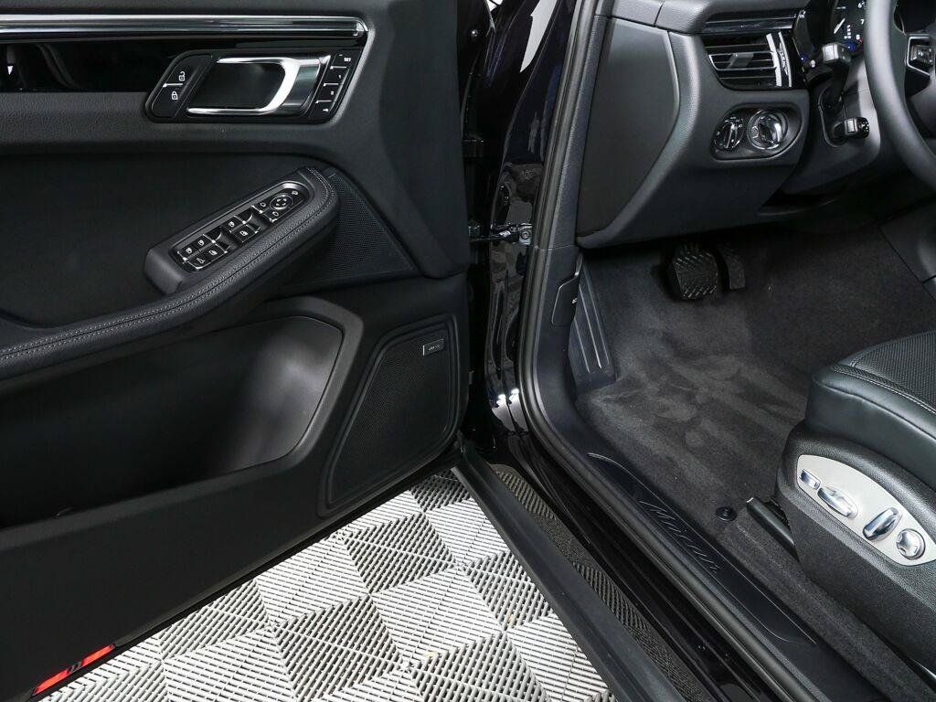Certified 2026 Porsche Macan AWD/4WD image 8