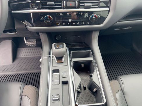 New 2025 Nissan Pathfinder SL w/ Black Appearance Package image 18