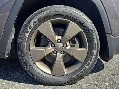 Used 2017 Jeep Cherokee 75th Anniversary image 8