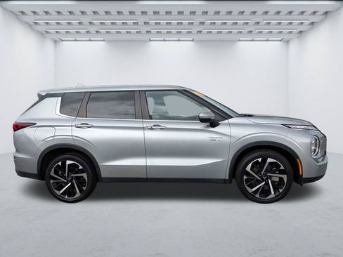 Used 2023 Mitsubishi Outlander SE AWD/4WD image 3
