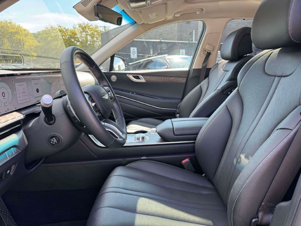 Certified 2025 Genesis GV80 2.5T Select AWD/4WD image 13