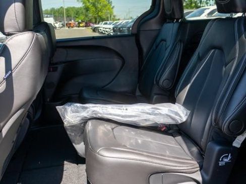 New 2027 Chrysler Pacifica Select FWD image 10