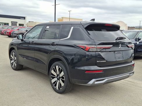 New 2026 Mitsubishi Outlander SE image 3