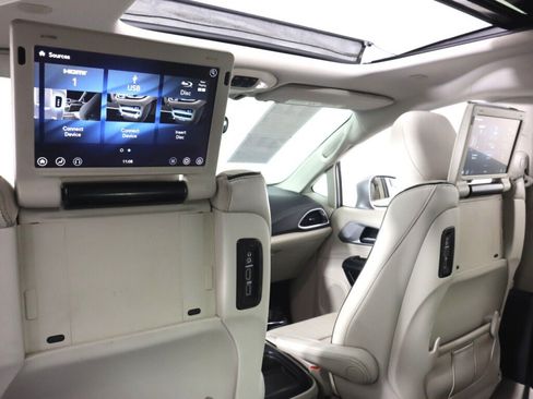 Used 2017 Chrysler Pacifica Platinum FWD image 34