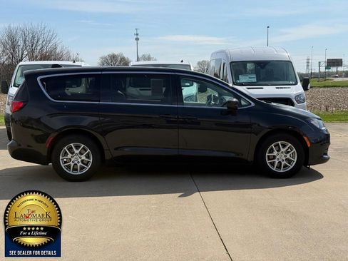 Used 2023 Chrysler Voyager LX image 4