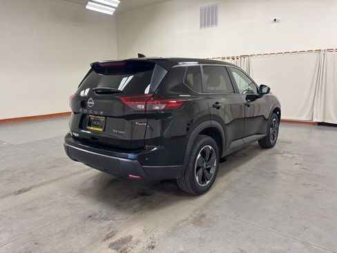 Used 2024 Nissan Rogue SV image 8