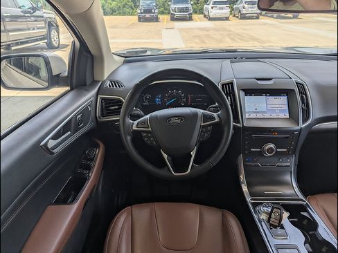 Used 2019 Ford Edge Titanium w/ Equipment Group 301A FWD image 3