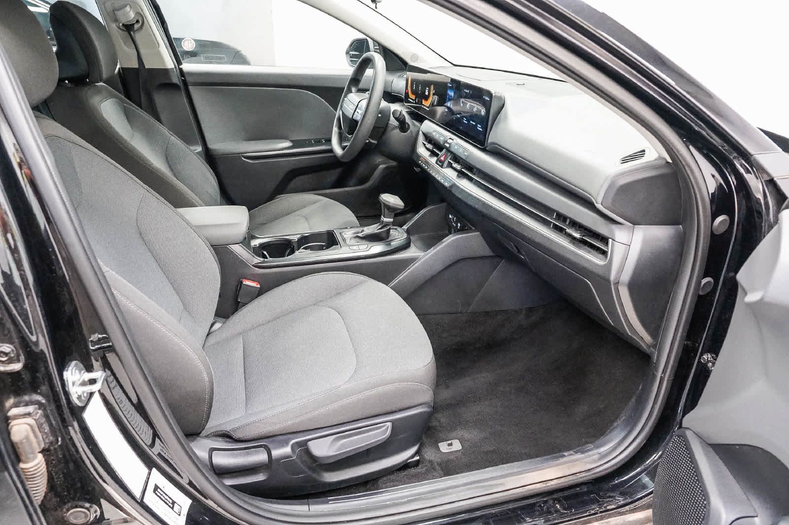 Used 2025 Kia K4 FWD image 16