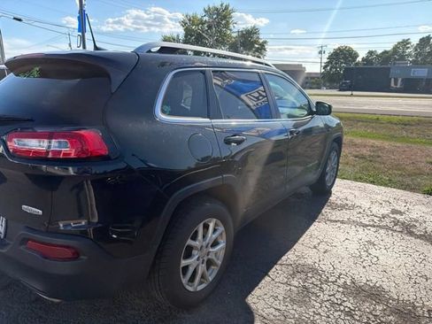 Used 2017 Jeep Cherokee Latitude w/ Cold Weather Group AWD/4WD image 4