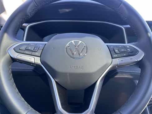 Used 2025 Volkswagen Taos SE image 29