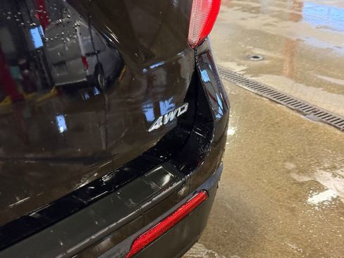 Used 2023 Ford Explorer XLT image 33