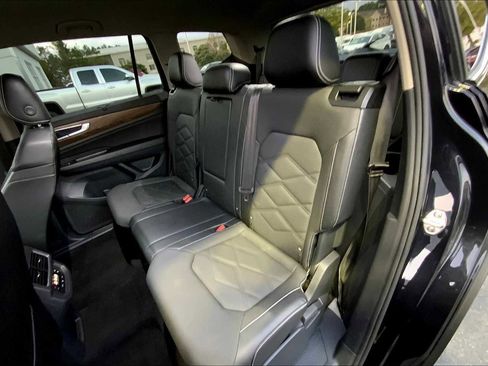 Used 2024 Volkswagen Atlas SE image 19