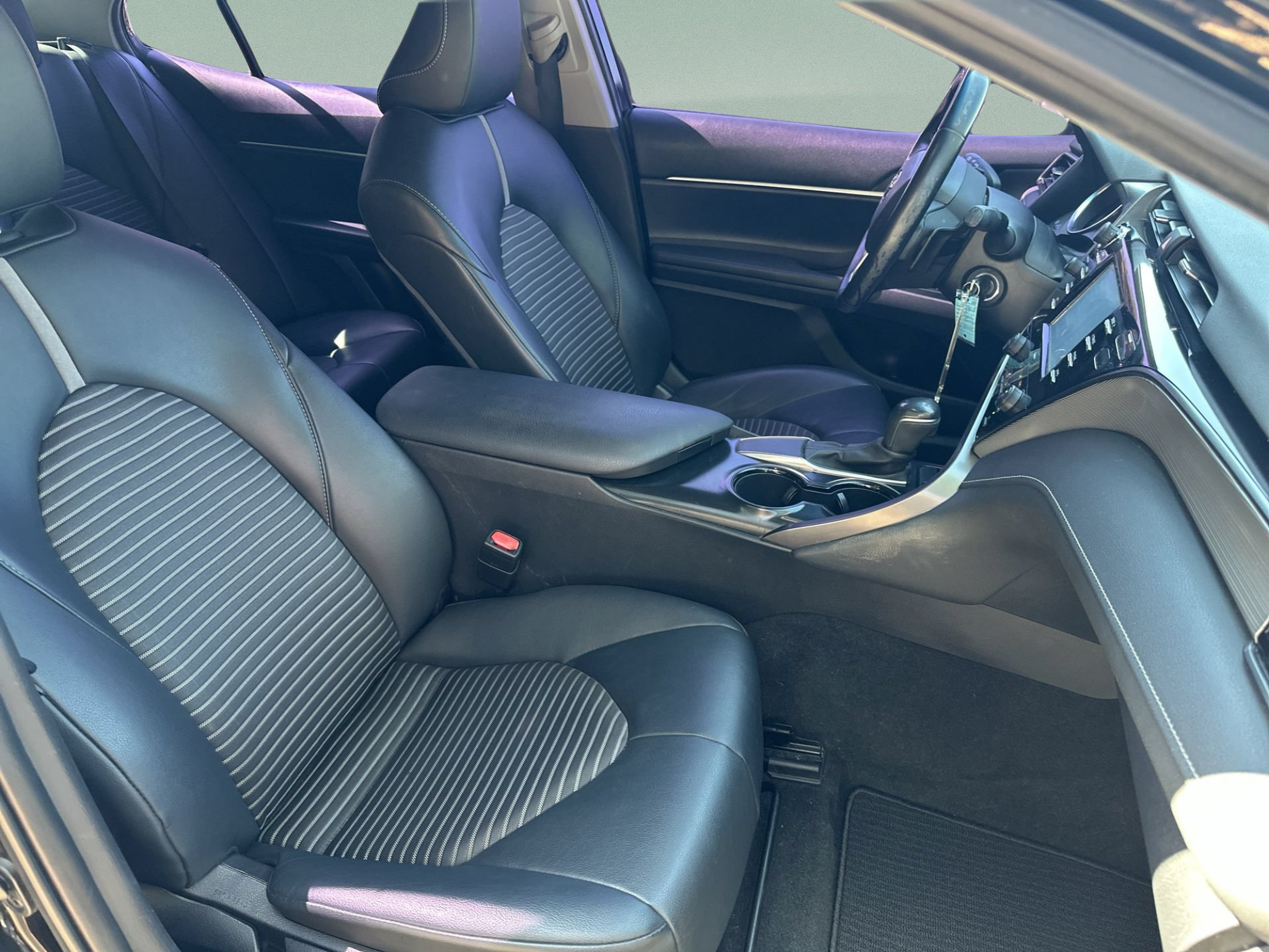 Used 2020 Toyota Camry SE FWD image 13