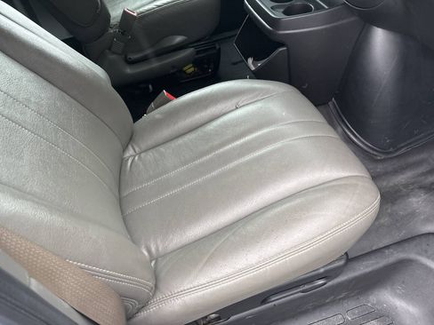 Used 2018 Chevrolet Express 2500 w/ Driver Convenience Package RWD image 8
