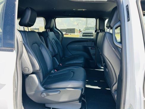 New 2026 Chrysler Pacifica Select w/ Quick Order Package 2EV image 32