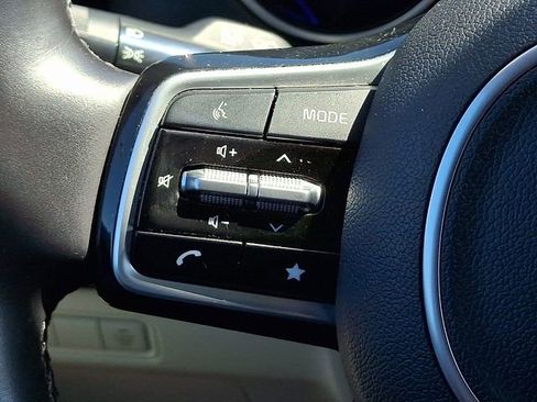 Used 2024 Kia Carnival LX FWD image 23
