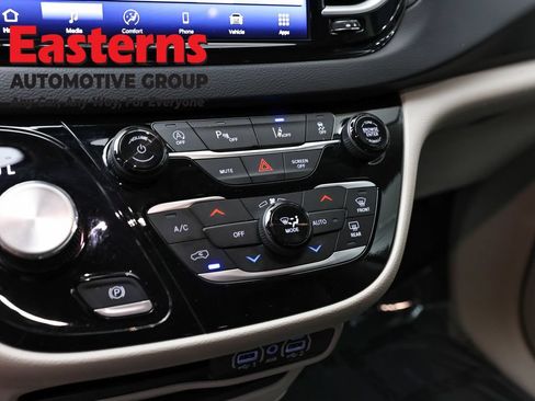 Used 2024 Chrysler Pacifica Touring-L FWD image 20