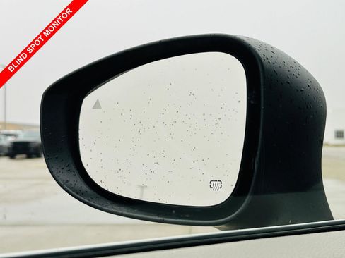 Used 2023 Chrysler Pacifica Touring-L image 9