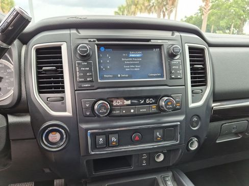 Used 2018 Nissan Titan SV w/ SV Convenience Package RWD image 17