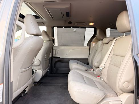 Used 2017 Toyota Sienna XLE Premium image 16