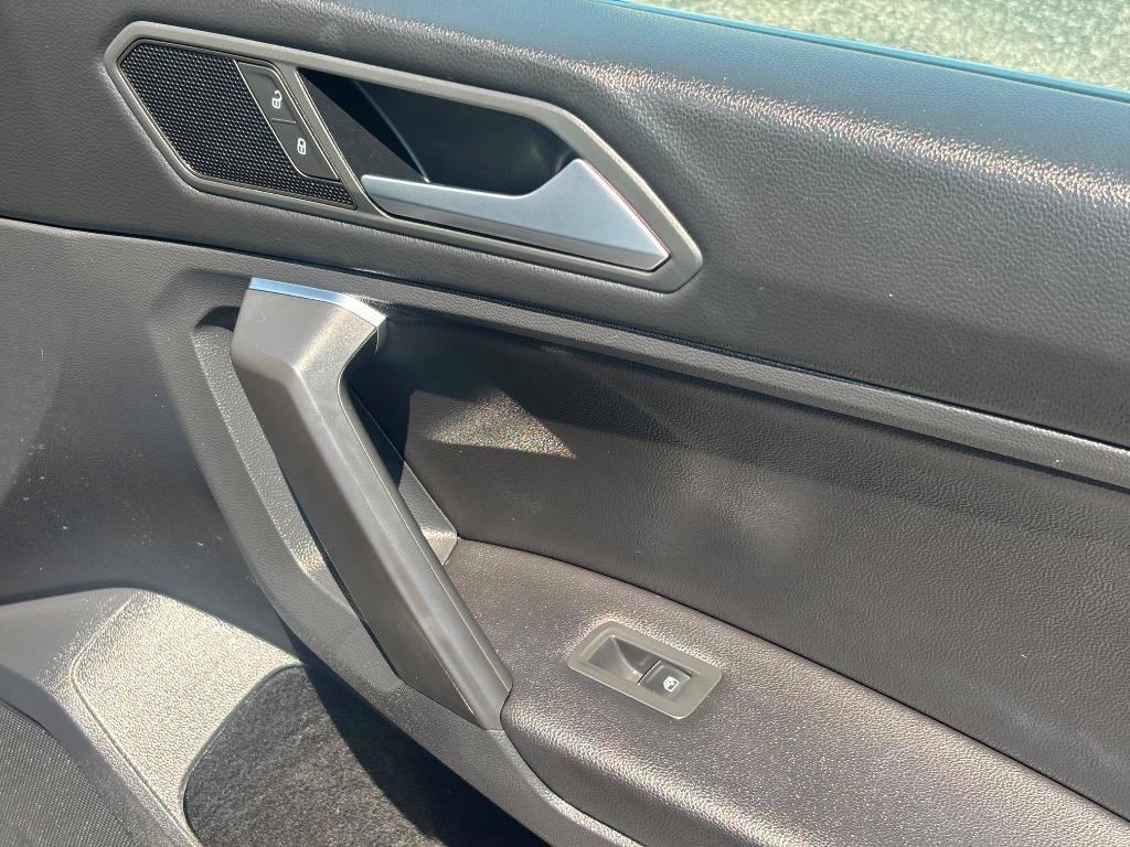 Used 2021 Volkswagen Tiguan SE AWD/4WD image 35