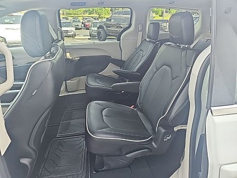 Used 2024 Chrysler Pacifica Limited FWD image 12