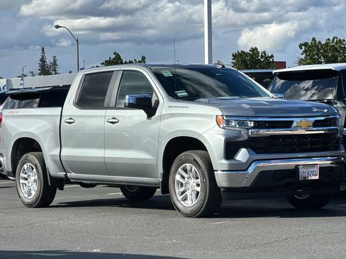 Used 2025 Chevrolet Silverado 1500 LT image 2