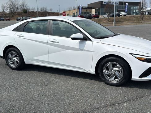 Used 2026 Hyundai Elantra SE image 3