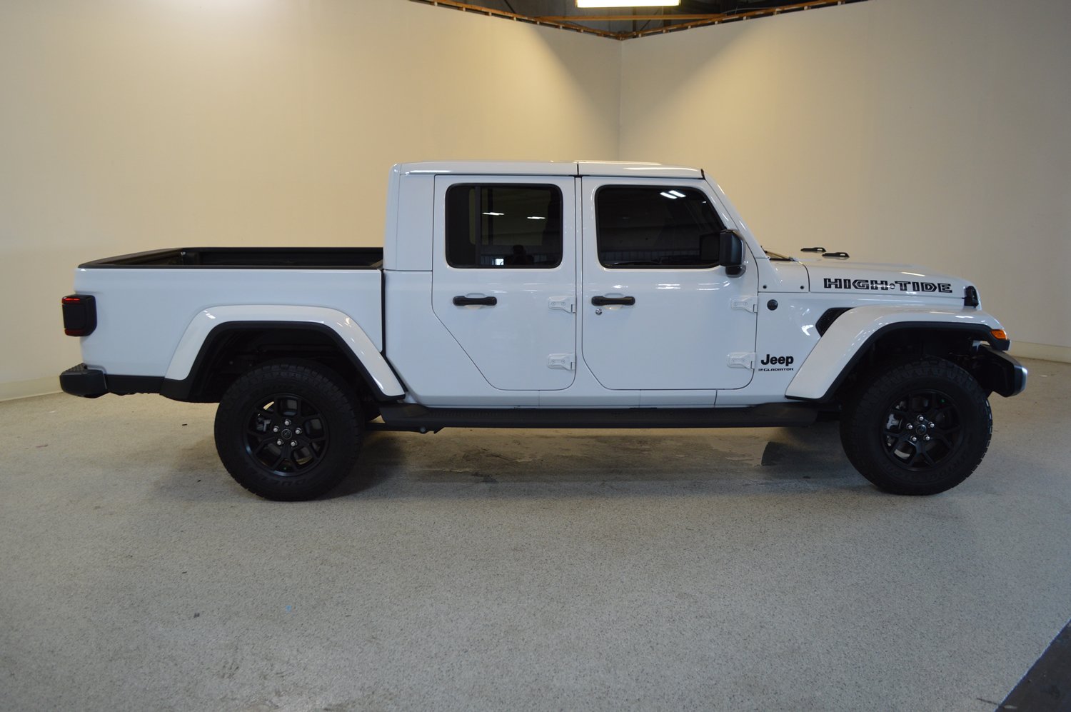 Used 2025 Jeep Gladiator Sport AWD/4WD image 2