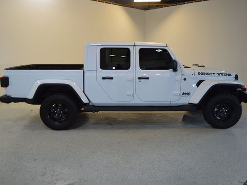 Used 2025 Jeep Gladiator Sport AWD/4WD image 2