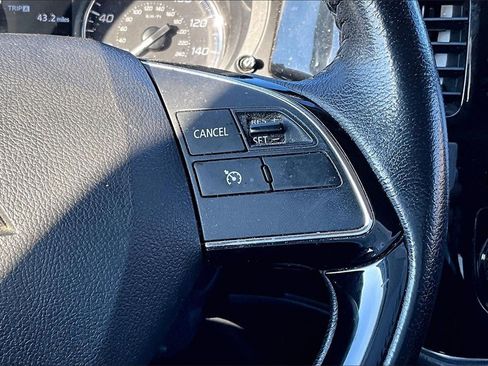 Used 2019 Mitsubishi Outlander SE image 16