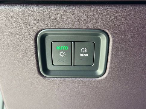 Certified 2025 Porsche Macan 4S Electric AWD/4WD image 29