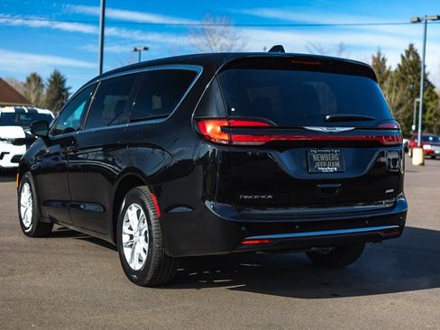 New 2026 Chrysler Pacifica Select image 9