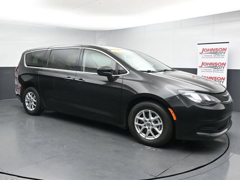 Used 2023 Chrysler Voyager LX FWD image 2