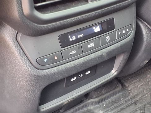 Used 2025 Honda Pilot Touring image 18