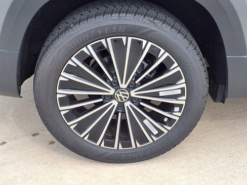 Certified 2025 Volkswagen Taos SE FWD image 4