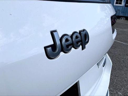 Used 2023 Jeep Grand Cherokee L Summit w/ Luxury Tech Group V AWD/4WD image 31