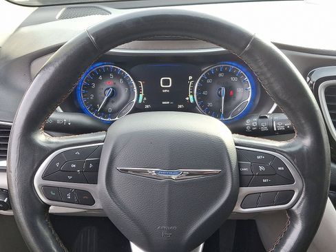 Used 2020 Chrysler Pacifica Touring-L Plus image 19