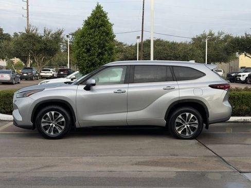 Used 2024 Toyota Highlander XLE AWD/4WD image 4