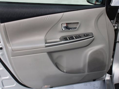 Used 2017 Toyota Prius V Five image 9