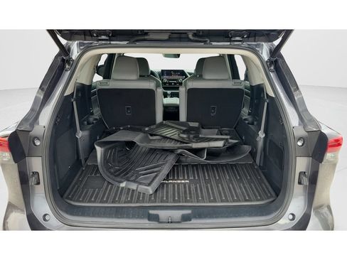 Used 2023 Toyota Highlander Limited FWD image 9