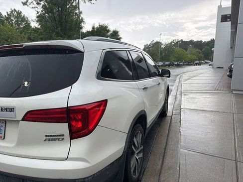 Used 2018 Honda Pilot Touring image 10
