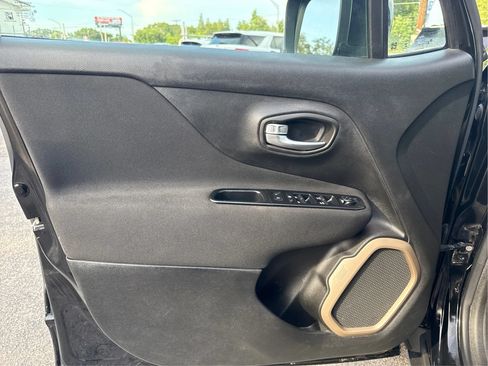 Used 2017 Jeep Renegade Latitude AWD/4WD image 18