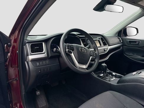Used 2019 Toyota Highlander LE FWD image 9