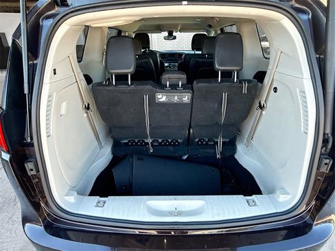 Used 2017 Chrysler Pacifica Touring-L image 29