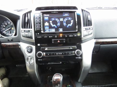 Used 2014 Toyota Land Cruiser image 26