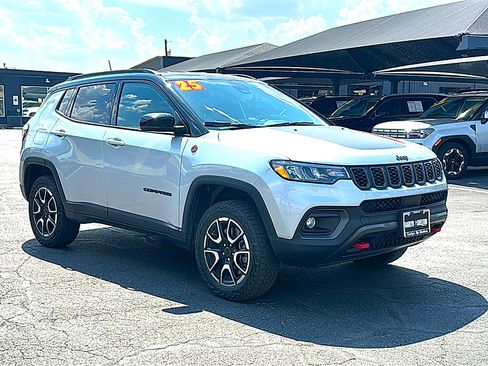 Used 2025 Jeep Compass Trailhawk AWD/4WD image 10