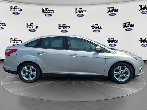 Used 2014 Ford Focus SE w/ SE Winter Package FWD image 5