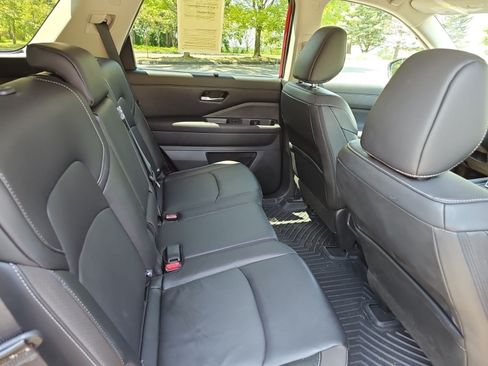 Used 2024 Nissan Pathfinder SL AWD/4WD image 15
